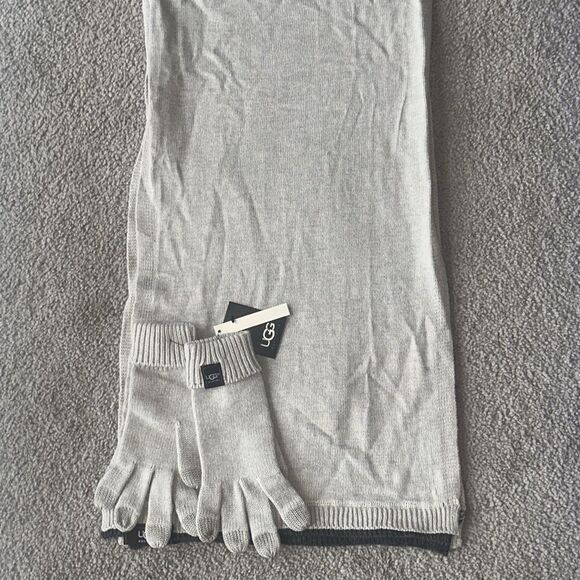 UGG Scarf and Gloves Set in Sand! - Picture 10 of 12